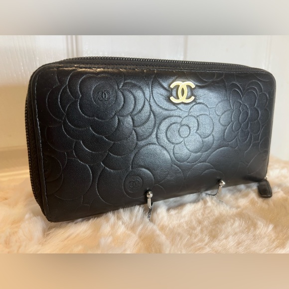 ❤️SOLD❤️TRR CHANEL CAMELLIA LAMBSKIN CC LOGO EMBOSSED ZIP LEATHER LONG WALLET - Picture 2 of 16